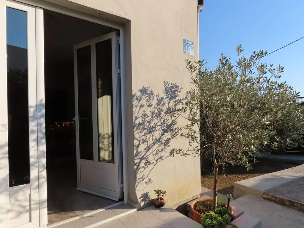Dvorište među maslinama kod apartmana
