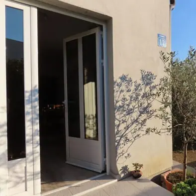 Ulaz u apartman i maslina u dvorištu