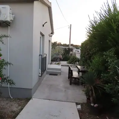 Vanjski dio apartmana sa stazom i dvorištem