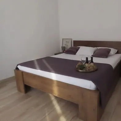 Spavaća soba sa bračnim krevetom